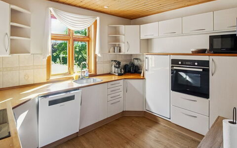 Helge - 10Km from the Sea: Cocina, Aparato De Cocina, Piso, Mueble, Mostrador, Diseño De Interiores, Gabinetes, Madera, Suelo, Electrodoméstico