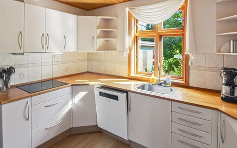 Helge - 10Km from the Sea: Cocina, Mostrador, Aparato De Cocina, Gabinetes, Piso, Diseño De Interiores, Madera, Mueble, Suelo, Electrodoméstico