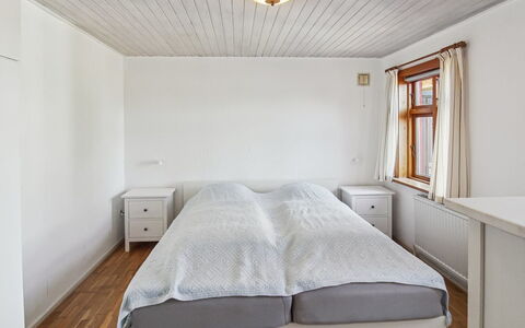 Helge - 10Km from the Sea: Cama, Habitación, Pared, Lecho, Diseño De Interiores, Sábana, Suelo, Madera, Techo, Piso