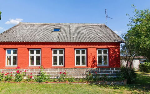 Helge - 10Km from the Sea: Hierba, Rojo, Casa, Techo, Arbusto, Puerta, Cabaña, Área Rural, Casa