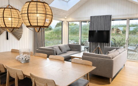 Tayara - 900M from the Sea: Mueble, Diseño De Interiores, Piso, Suelo, Madera, Techo, Sofá, Lámpara, Sala, Mesa