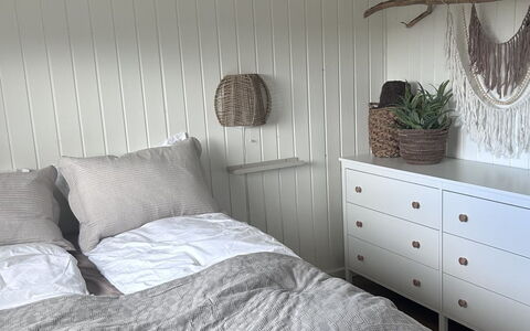 Tayara - 900M from the Sea: Habitación, Madera, Mueble, Diseño De Interiores, Lecho, Suelo, Piso, Sábana, Linos, Cama