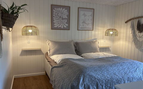 Tayara - 900M from the Sea: Madera, Habitación, Diseño De Interiores, Cama, Lecho, Sábana, Piso, Suelo, Mueble, Marco De La Cama