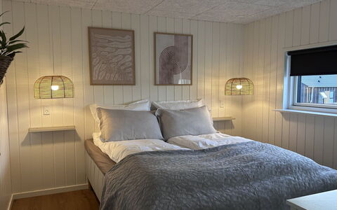 Tayara - 900M from the Sea: Madera, Diseño De Interiores, Piso, Techo, Suelo, Habitación, Lámpara, Encendiendo, Habitación, Cama