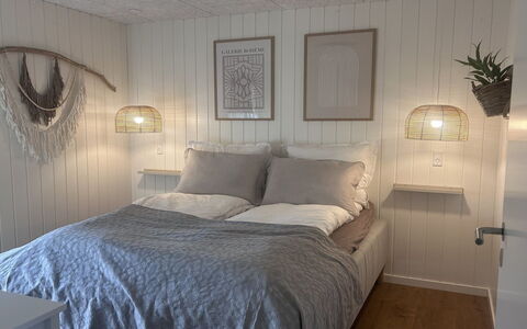 Tayara - 900M from the Sea: Madera, Habitación, Cama, Diseño De Interiores, Lecho, Sábana, Suelo, Piso, Marco De La Cama, Mueble