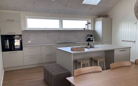 Tayara - 900M from the Sea: Cocina, Mostrador, Mueble, Piso, Diseño De Interiores, Gabinetes, Suelo, Madera, Aparato De Cocina, Techo