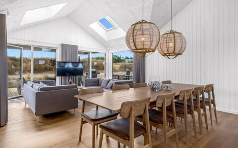 Tayara - 900M from the Sea: Piso, Diseño De Interiores, Madera, Suelo, Techo, Mueble, Suelos De Madera, Madera Dura, Cocina Y Comedor Mesa, Sala