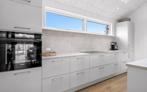 Tayara - 900M from the Sea: Piso, Cocina, Mostrador, Madera, Suelo, Diseño De Interiores, Gabinetes, Techo, Electrodoméstico, Aparato De Cocina