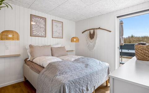 Tayara - 900M from the Sea: Madera, Habitación, Piso, Sábana, Cama, Suelo, Diseño De Interiores, Techo, Lecho, Marco De La Cama