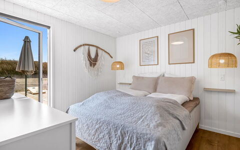 Tayara - 900M from the Sea: Madera, Habitación, Techo, Piso, Suelo, Diseño De Interiores, Sábana, Lecho, Cama, Marco De La Cama