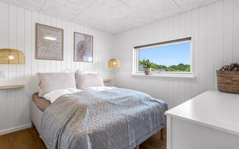 Tayara - 900M from the Sea: Madera, Techo, Habitación, Suelo, Marco De La Cama, Sábana, Cama, Lecho, Habitación, Madera Dura