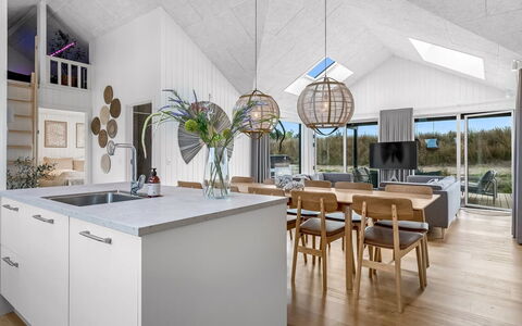 Tayara - 900M from the Sea: Madera, Techo, Piso, Diseño De Interiores, Suelo, Lámpara, Candelabro, Cocina, Casa, Suelos De Madera
