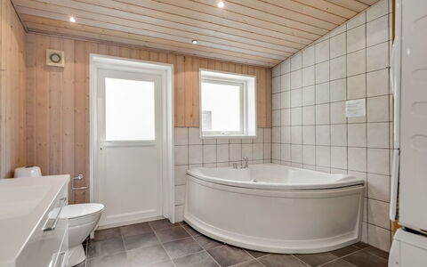 Nakke - 900M from the Sea: Piso, Diseño De Interiores, Madera, Suelo, Techo, Arreglo De Tubería, Baño, Habitación, Plomería, Grifo