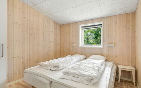 Nakke - 900M from the Sea: Madera, Habitación, Techo, Lecho, Cama, Sábana, Madera Dura, Manchas De Madera, Marco De La Cama, Tablón