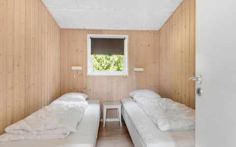 Nakke - 900M from the Sea: Madera, Habitación, Piso, Suelo, Diseño De Interiores, Techo, Cama, Habitación, Lecho, Manchas De Madera