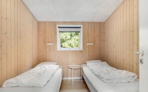 Nakke - 900M from the Sea: Madera, Habitación, Techo, Cama, Lecho, Tablón, Sábana, Madera Dura, Manchas De Madera, La Luz Del Día