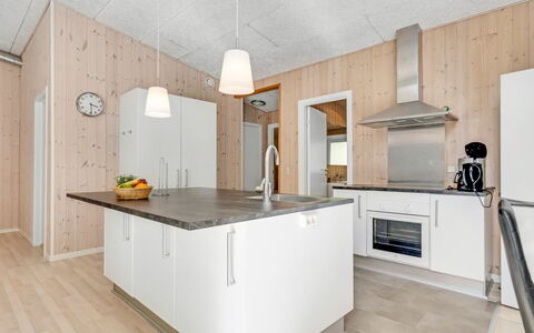 Nakke - 900M from the Sea: Madera, Piso, Cocina, Techo, Suelo, Diseño De Interiores, Mostrador, Suelos De Madera, Casa, Habitación