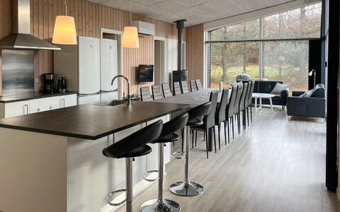 Nakke - 900M from the Sea: Mueble, Diseño De Interiores, Cocina, Piso, Mostrador, Madera, Silla, Lámpara, Suelo, Techo