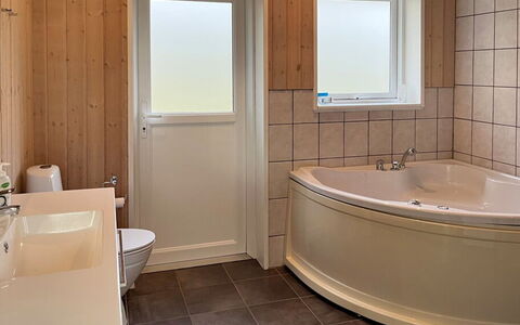 Nakke - 900M from the Sea: Baño, Piso, Diseño De Interiores, Arreglo De Tubería, Suelo, Bañera, Techo, Habitación, Plomería, Grifo