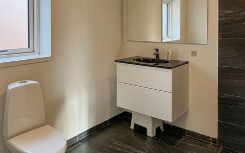 Nakke - 900M from the Sea: Asiento Del Baño, Baño, Piso, Baño, Suelo, Arreglo De Tubería, Diseño De Interiores, Lavabo Del Baño, Lavabo, Mueble De Baño