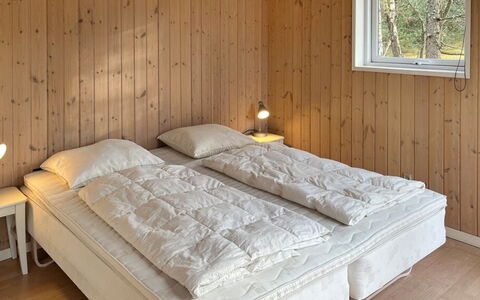 Nakke - 900M from the Sea: Madera, Suelo, Habitación, Piso, Mueble, Diseño De Interiores, Cama, Sábana, Lecho, Techo