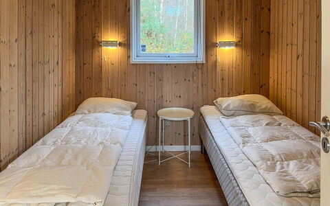 Nakke - 900M from the Sea: Madera, Suelo, Piso, Habitación, Diseño De Interiores, Techo, Cama, Habitación, Tablón, Manchas De Madera