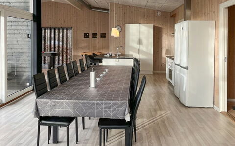 Nakke - 900M from the Sea: Mueble, Piso, Diseño De Interiores, Madera, Suelo, Techo, Suelos De Madera, Cocina Y Comedor Mesa, Lámpara, Silla
