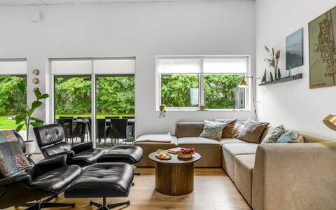 Constance - 900M from the Sea: Mueble, Diseño De Interiores, Sofá, Piso, Suelo, Pared, Sala, Suelos De Madera, Habitación, Madera