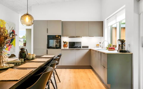 Constance - 900M from the Sea: Mueble, Diseño De Interiores, Cocina, Mostrador, Piso, Aparato De Cocina, Gabinetes, Madera, Suelo, Techo