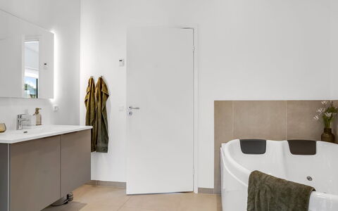Constance - 900M from the Sea: Piso, Suelo, Pared, Diseño De Interiores, Arreglo De Tubería, Casa, Baño, Techo, Habitación, Grifo