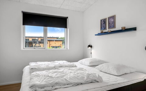 Constance - 900M from the Sea: Pared, Diseño De Interiores, Habitación, Techo, Madera, Suelo, Cama, Piso, Habitación, Mueble