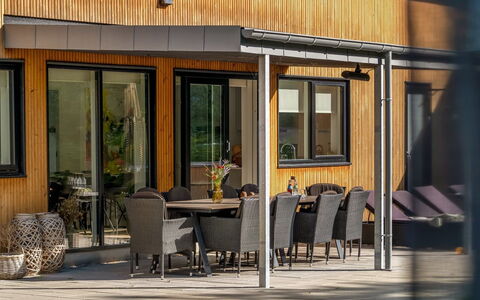 Constance - 900M from the Sea: Madera, Porche, Puerta, Casa, Manchas De Madera, Sombra, Madera Dura, Vía Muerta, Cabaña, Estructura Al Aire Libre