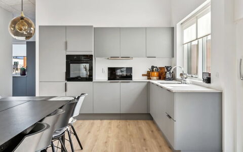 Constance - 900M from the Sea: Cocina, Aparato De Cocina, Mostrador, Mueble, Gabinetes, Diseño De Interiores, Piso, Electrodoméstico, Madera, Suelo