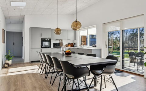 Constance - 900M from the Sea: Mueble, Diseño De Interiores, Piso, Suelo, Madera, Suelos De Madera, Techo, Cocina Y Comedor Mesa, Silla, Lámpara