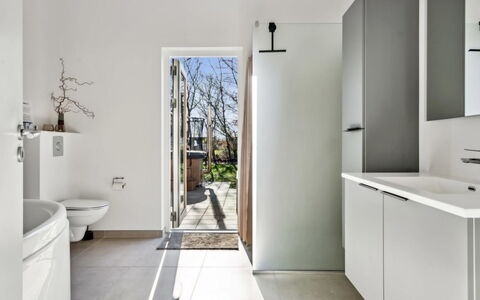 Constance - 900M from the Sea: Piso, Suelo, Arreglo De Tubería, Casa, Material Compuesto, Grifo, Loseta, Plomería, Lavabo