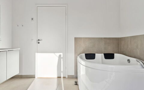 Constance - 900M from the Sea: Piso, Suelo, Pared, Diseño De Interiores, Bañera, Arreglo De Tubería, Baño, Plomería, Grifo, Material Compuesto