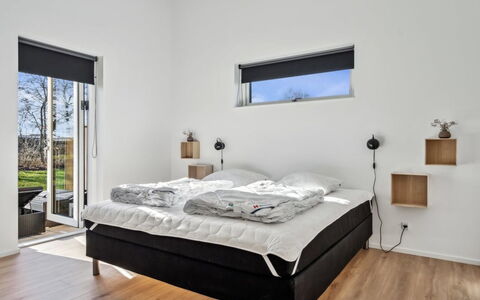 Constance - 900M from the Sea: Habitación, Piso, Cama, Suelo, Diseño De Interiores, Mueble, Habitación, Techo, Lecho, Casa