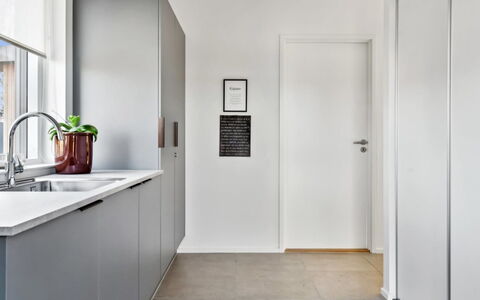 Constance - 900M from the Sea: Piso, Madera, Suelo, Diseño De Interiores, Techo, Puerta, Gabinetes, Habitación, Departamento, Suelos De Madera