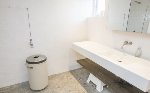 Ehlin - 900M from the Sea: Piso, Arreglo De Tubería, Pared, Suelo, Diseño De Interiores, Baño, Plomería, Lavabo Del Baño, Grifo, Lavabo