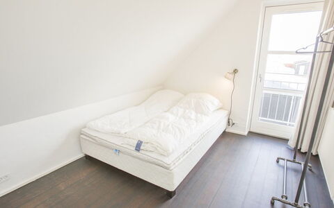 Ehlin - 900M from the Sea: Piso, Suelo, Madera, Suelos De Madera, Habitación, Cama, Marco De La Cama, Madera Dura, Sábana, Lecho