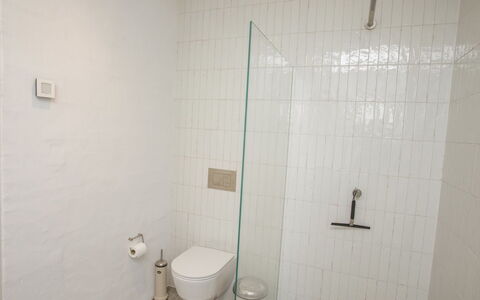 Ehlin - 900M from the Sea: Pared, Piso, Arreglo De Tubería, Baño, Suelo, Diseño De Interiores, Plomería, Loseta, Habitación
