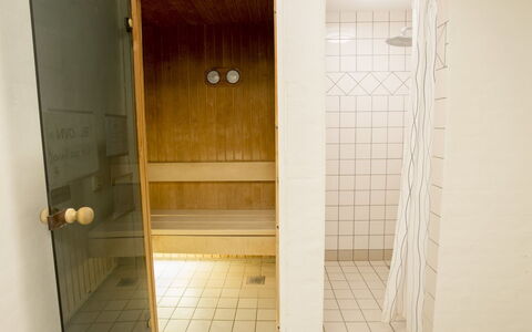Ehlin - 900M from the Sea: Piso, Suelo, Material Compuesto, Plomería, Loseta, Arreglo De Tubería, Baño, Diseño, Manchas De Madera