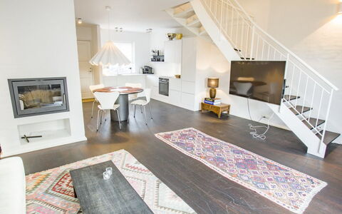 Ehlin - 900M from the Sea: Piso, Diseño De Interiores, Suelo, Mueble, Madera, Techo, Suelos De Madera, Sala, Habitación, Sofá