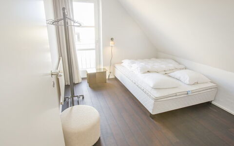 Ehlin - 900M from the Sea: Piso, Suelo, Habitación, Diseño De Interiores, Madera, Cama, Suelos De Madera, Mueble, Lecho, Sábana