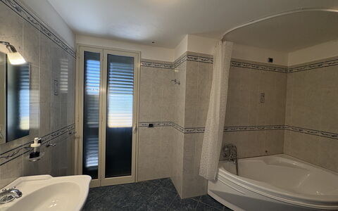 Villa Magda: Piso, Suelo, Diseño De Interiores, Arreglo De Tubería, Habitación, Techo, Plomería, Baño, Grifo, Departamento