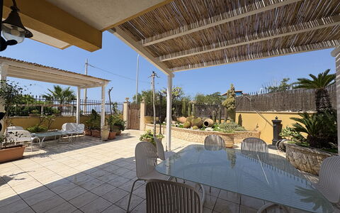 Villa Magda: Mueble, Suelo, Silla, Sombra, Mueble Para Exteriores, Recurso, Maceta, Estructura Al Aire Libre, Eco Hotel, Balcón