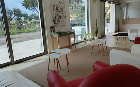 Baia di Tempsa Beach and Sea: Mueble, Diseño De Interiores, Piso, Suelo, Silla, Mesa, Habitación, Departamento, Sala, Techo