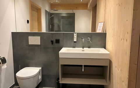 02 Nth031 Sup Chalet mit Sauna und Hot Tub 2 Etage: Piso, Madera, Suelo, Diseño De Interiores, Arreglo De Tubería, Lavabo Del Baño, Lavabo, Baño, Plomería, Departamento