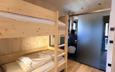 02 Nth051 18B Sup Chalet mit Sauna und Hot Tub 2 e: Madera, Piso, Mueble, Diseño De Interiores, Suelo, Habitación, Techo, Cama, Madera Dura, Manchas De Madera