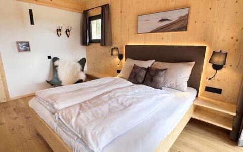 02 Nth051 18B Sup Chalet mit Sauna und Hot Tub 2 e: Habitación, Cama, Marco De La Cama, Lecho, Cabaña, Sábana, Madera Dura, Manchas De Madera, Suite, Cuarto De Troncos